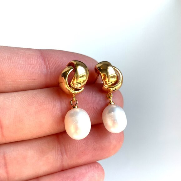 NEW~ Anthropologie Shashi Gold Overlap Stud & Genuine Pearl Dangle Earrings - Picture 5 of 6